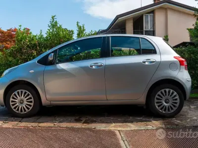 Usata Toyota Yaris 69 CV (50 kW) 2010 Grigio Utilitaria