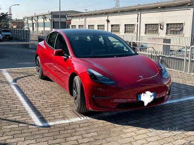 Rosso Usata 2022 Tesla Model 3 Long Range AWD Berlina | 31.000 € (Buon prezzo)
