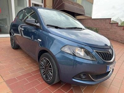 Usata Lancia Ypsilon Gold 69 CV (50 kW) 2023 Blu metallizzato/doppio Utilitaria