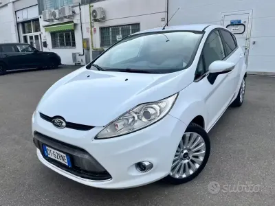 Usata Ford Fiesta Titanium 82 CV (60 kW) 2009 Bianco Berlina