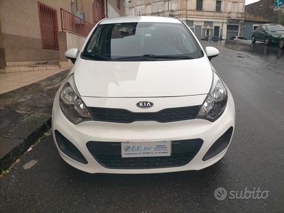 Usata Kia Rio EX 74 CV (54 kW) 2012 Bianco Berlina