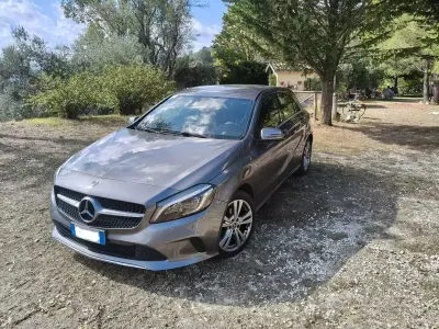 Usata Mercedes A180 109 CV (80 kW) 2017 Grigio Utilitaria
