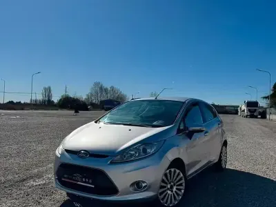 Usado Ford Fiesta 82 HP (60 kW) 2009 Cinzento Sedan