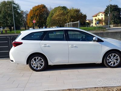 Toyota Auris Hybrid