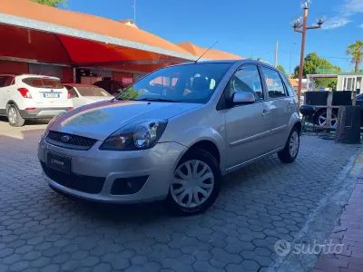 Usata Ford Fiesta 75 CV (55 kW) 2007 Grigio Utilitaria