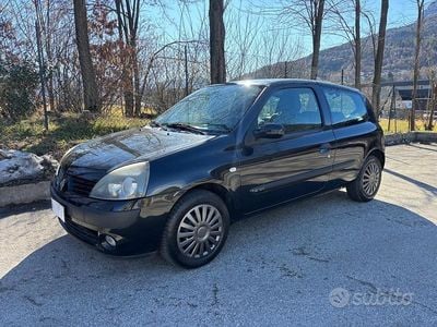 Usata Renault Clio II Luxe 98 CV (72 kW) 2005 Nero Utilitaria
