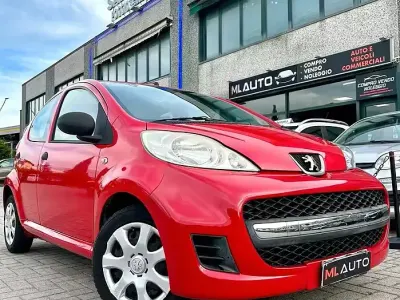 Usata Peugeot 107 Allure 68 CV (50 kW) 2011 Rosso Utilitaria