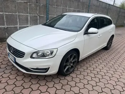 Usado Volvo V60 R-Design Momentum 114 CV (83 kW) 2015 Blanco Familiar
