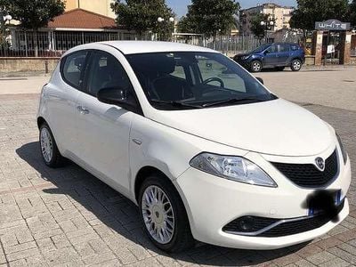 Usata Lancia Ypsilon Gold 69 CV (50 kW) 2017 Bianco Utilitaria