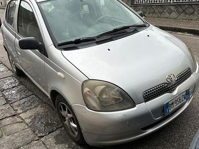 Usata Toyota Yaris Sol 86 CV (63 kW) 2000 Grigio Berlina
