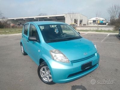 Usata Daihatsu Sirion 69 CV (50 kW) 2006 Blu Utilitaria