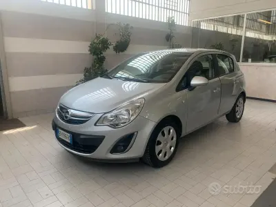 Usado Opel Corsa Edition 85 HP (62 kW) 2013 Cinzento Citadino