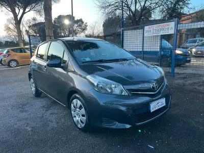 Usata Toyota Yaris Lounge 89 CV (65 kW) 2014 Grigio Utilitaria