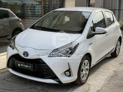 Usata Toyota Yaris Hybrid Active 73 CV (53 kW) 2018 Bianco Berlina