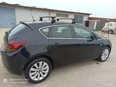 Usata Opel Astra Cosmo 110 CV (80 kW) 2012 Nero Berlina