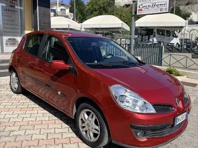 Käytetty Renault Clio II 85 HP (62 kW) 2008 Musta Sedan