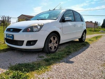 Usata Ford Fiesta 75 CV (55 kW) 2008 Bianco Utilitaria