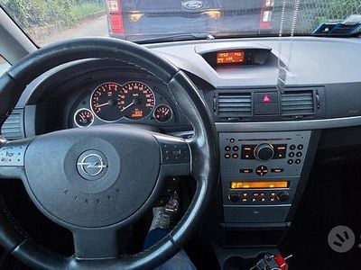 Usado Opel Meriva 101 CV (74 kW) 2005 Gris Monovolumen
