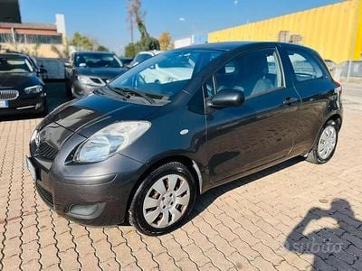Usata Toyota Yaris Luxury 69 CV (50 kW) 2010 Grigio Utilitaria