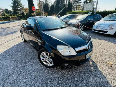 Usata Opel Tigra Sport 90 CV (66 kW) 2006 Nero Cabrio