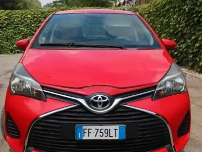 Usata Toyota Yaris 69 CV (50 kW) 2016 Rosso Berlina