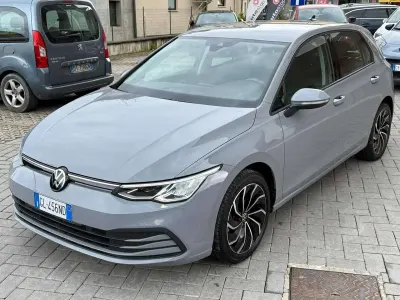Gebraucht VW Golf VIII Life 110 PS (80 kW) 2022 Grau Limousine