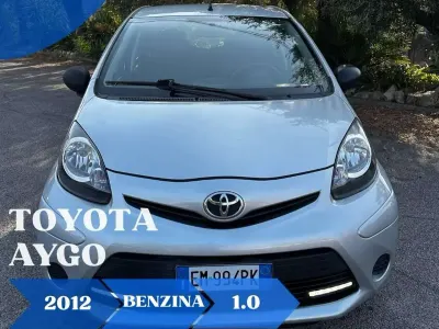 Usata Toyota Aygo Connect Style 68 CV (50 kW) 2012 Argento Utilitaria