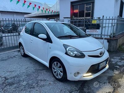 Usata Toyota Aygo Connect Style 68 CV (50 kW) 2014 Bianco Utilitaria