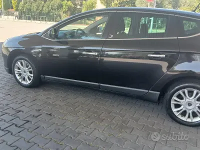 Usata Lancia Delta Gold 105 CV (77 kW) 2011 Marrone Utilitaria