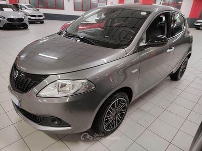 Usata Lancia Ypsilon Gold 69 CV (50 kW) 2024 Grigio scuro Utilitaria