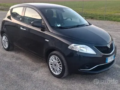 Usata Lancia Ypsilon Platinum 69 CV (50 kW) 2016 Nero Utilitaria