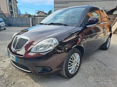 Usata Lancia Ypsilon 60 CV (44 kW) 2010 Viola Utilitaria