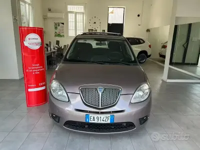 Usata Lancia Ypsilon 77 CV (56 kW) 2010 Viola Utilitaria