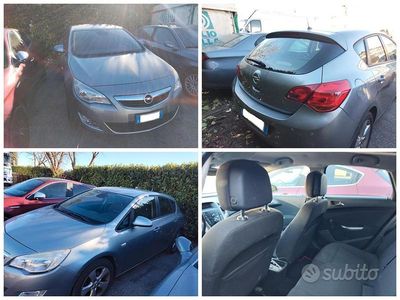 Usata Opel Astra 140 CV (102 kW) 2011 Grigio Berlina