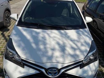 Usata Toyota Yaris Hybrid Cool 75 CV (55 kW) 2017 Bianco Berlina
