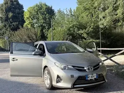Usata Toyota Auris 97 CV (71 kW) 2014 Grigio Utilitaria