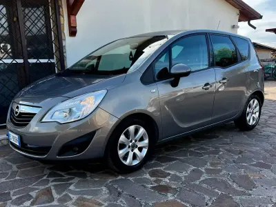 Usata Opel Meriva 101 CV (74 kW) 2011 Argento Monovolume