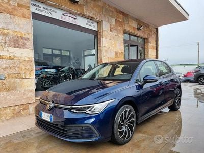 Usata VW Golf VIII Life 110 CV (80 kW) 2022 Blu Berlina