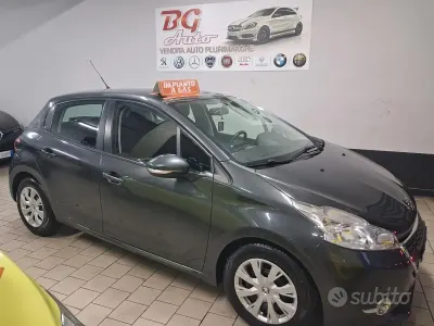 Usata Peugeot 208 91 CV (66 kW) 2015 Grigio Utilitaria
