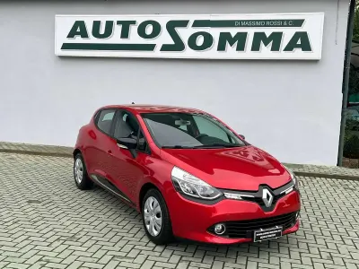 Käytetty Renault Clio IV 73 HP (53 kW) 2014 Punainen Sedan
