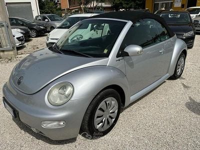 Usata VW New Beetle 101 CV (74 kW) 2004 Argento Utilitaria
