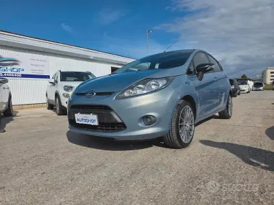 Käytetty Ford Fiesta Titanium 96 HP (70 kW) 2010 Sininen Sedan