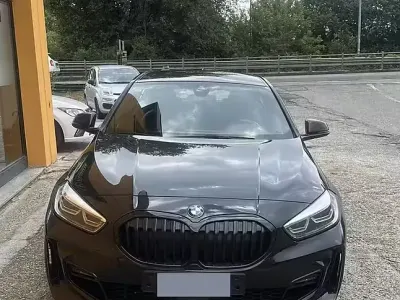 Begagnad BMW 118 136 HK (100 kW) 2024 Svart Halvkombi