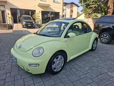 Begagnad VW New Beetle S 102 HK (75 kW) 2001 Gul Halvkombi