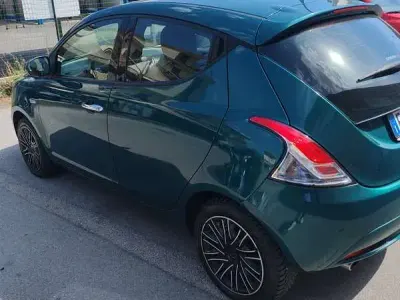 Usata Lancia Ypsilon Platinum 69 CV (50 kW) 2018 Verde Utilitaria