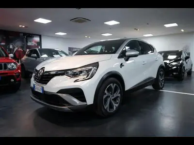 Usata Renault Captur RS Line 145 CV (106 kW) 2022 Grigio chiaro SUV