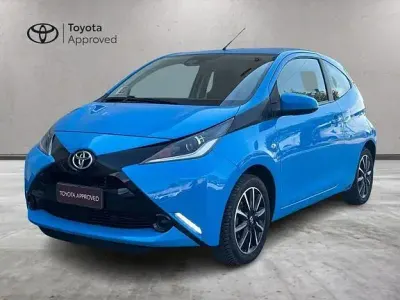 Usata Toyota Aygo X-play 69 CV (50 kW) 2018 Blu Utilitaria