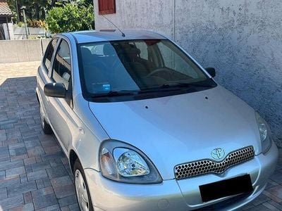 Usata Toyota Yaris 68 CV (50 kW) 2000 Grigio Utilitaria
