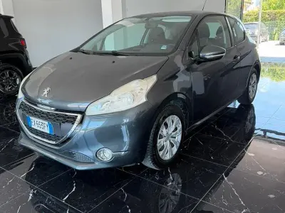 Begagnad Peugeot 208 82 HK (60 kW) 2014 Grå Halvkombi