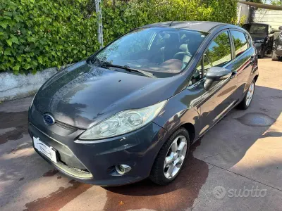 Usata Ford Fiesta Titanium 69 CV (50 kW) 2011 Grigio Berlina